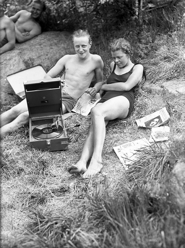 Ungt par vid Härlanda tjärn, 1940