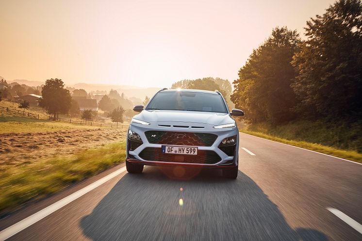 hyundai-kona-n-test-drive-sonic-blue-driving-01