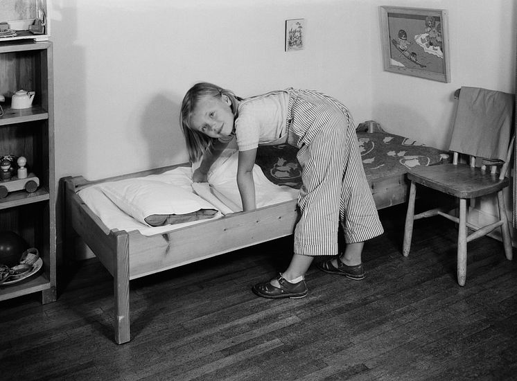 Bäddar egen säng, 1950-tal. Foto Ateljé Wahlberg, Nordiska museet.