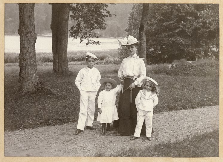 Caroline Lagergren med de tre sönerna i Tyresö slottspark 1902, foto: Nordiska museet