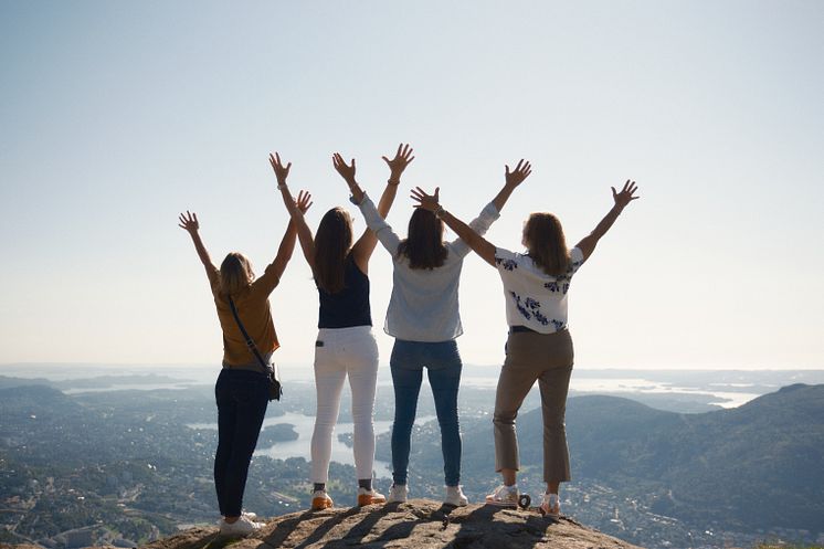 Peace of mind - best friends travelling together_Visit Norway - Matias Fosso