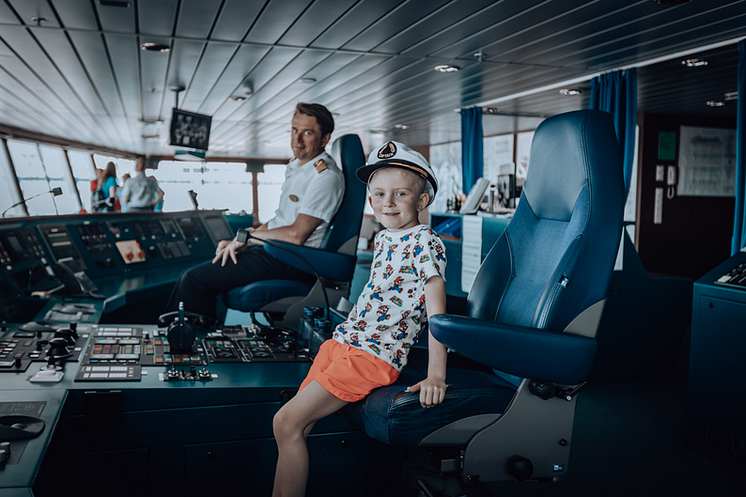 Väikese Oskari Unistuste Päev laeval Baltic Queen. Pildil kapten Risto Pihlakaga Baltic Queeni sillas.