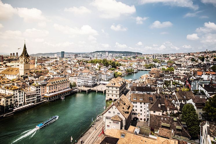 Blick ueber die Stadt Zürich mit der St. Peter Kirche links 