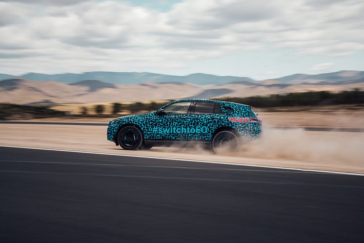 Elbilen Mercedes-Benz EQC under förserietester i Spanien.