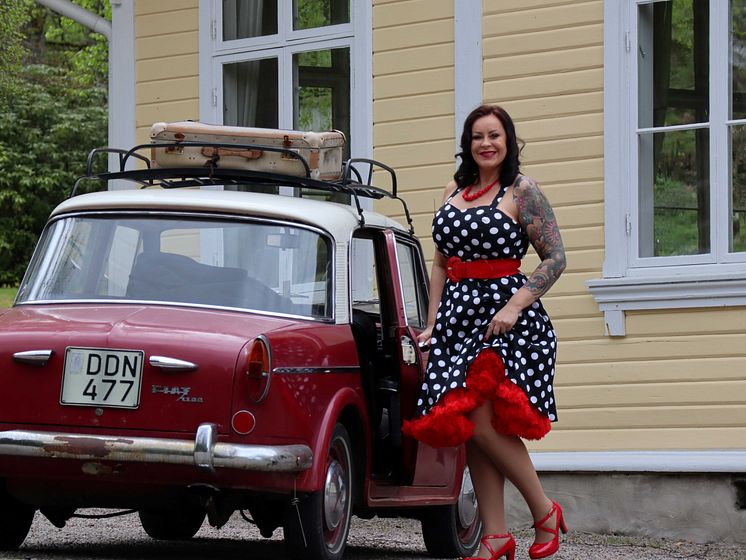 Anja Rosenskjold vid sin bil.JPG