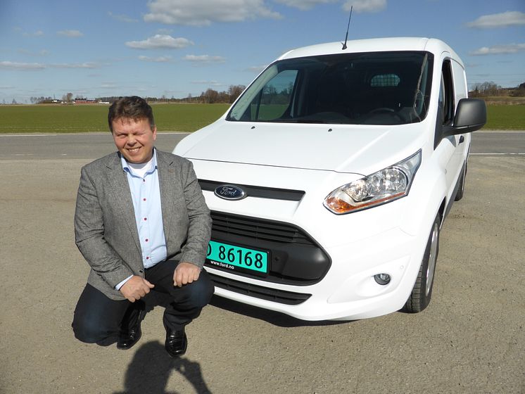 Johnny Løvli ny salgssjef nyttekjøretøy i Ford Motor Norge foran nye Ford Transit Connect