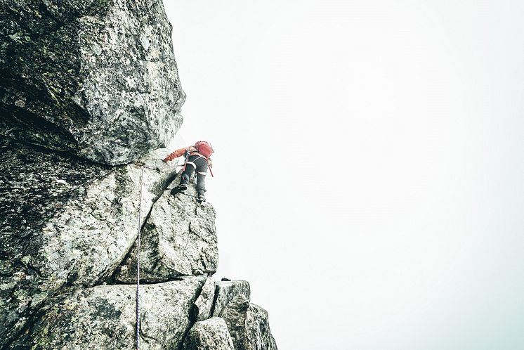 Klatring på Storen er gradert til 3+, noe som ikke er veldig krevende – i hvert fall for en fjellklatrer. Vanlige spreke folk klarer det også med litt hjelp fra førere som Aasen. 