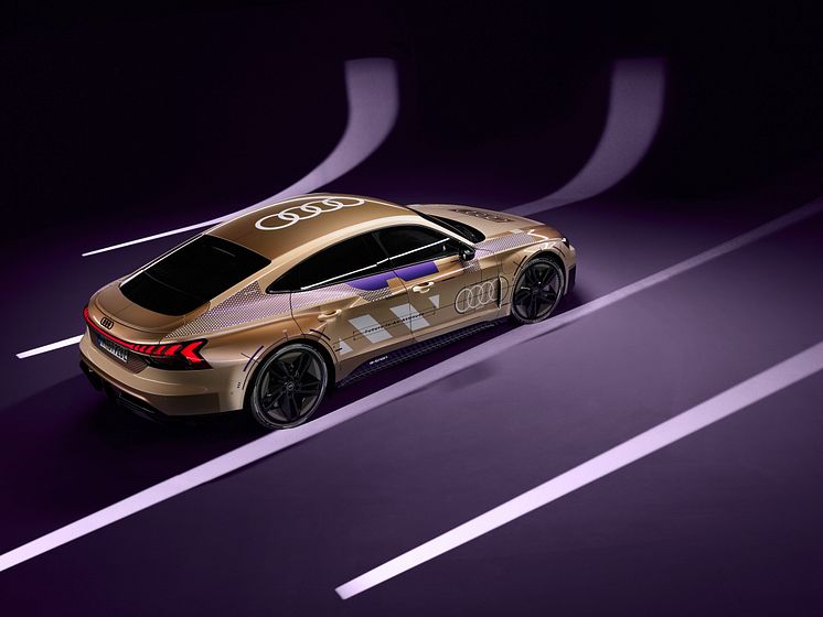 Audi e-tron GT prototype med golden camouflage