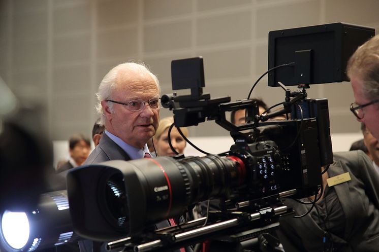 HM Konungen besöker Canon i Japan tittar på 8K Kamera