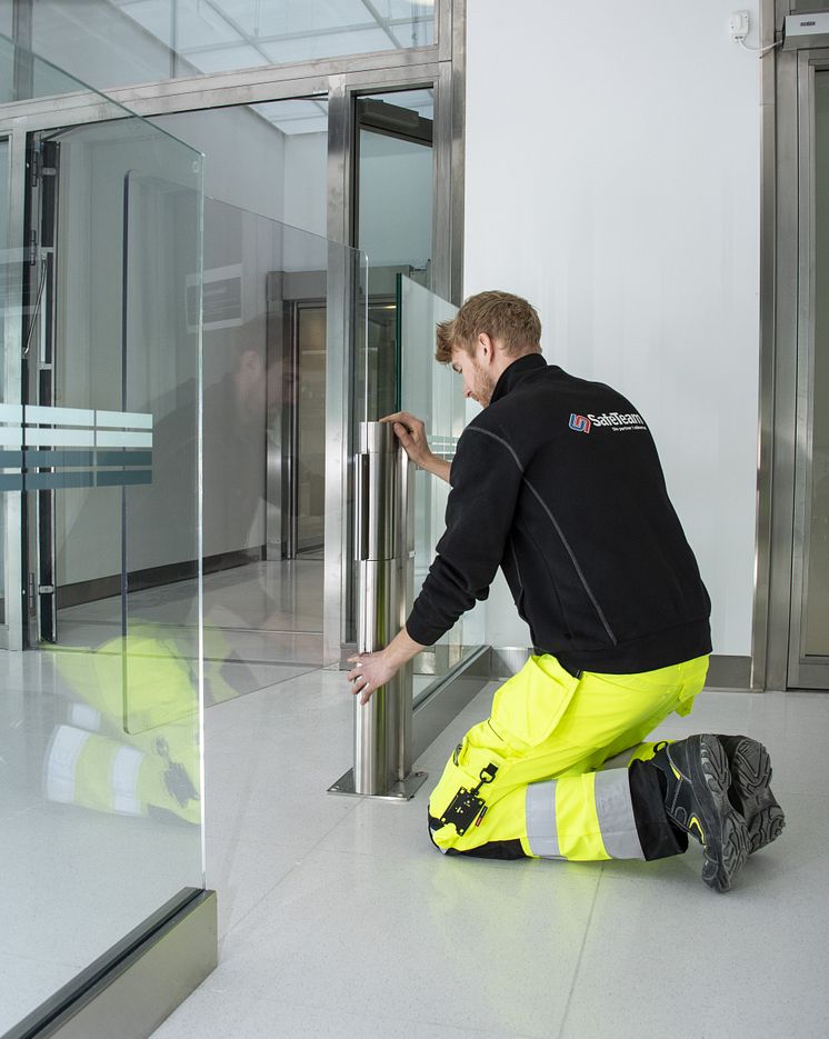 Tekniker från SafeTeam installerar grind med dörrautomatik.