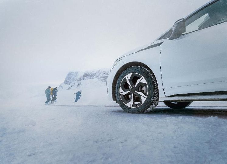 small-version-continental_pp_snowshoeing.jpg
