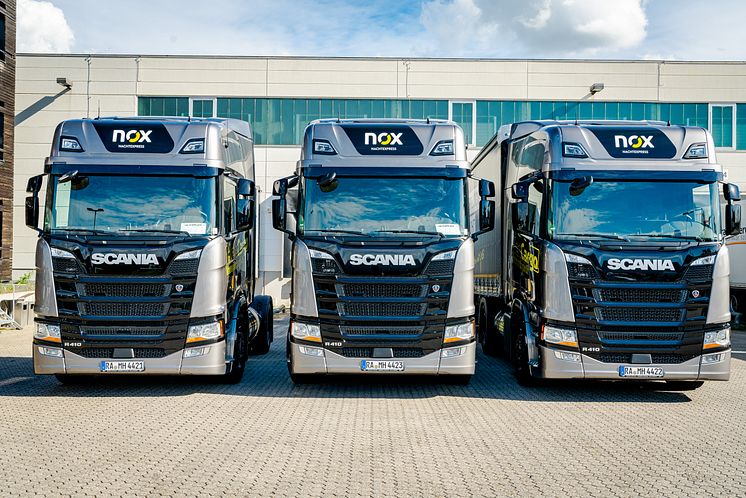 Starkes Trio: Die Scania R 410 fahren mit Liquified Natural Gas, ⁠LNG, nachhaltig und CO2-reduziert.