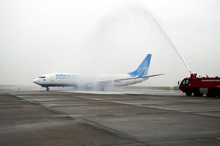 Die Boeing 737-800 der Aeroflot-Tochter Pobeda wurde nach der Landung von der Flughafenfeuerwehr feierlich begrüßt