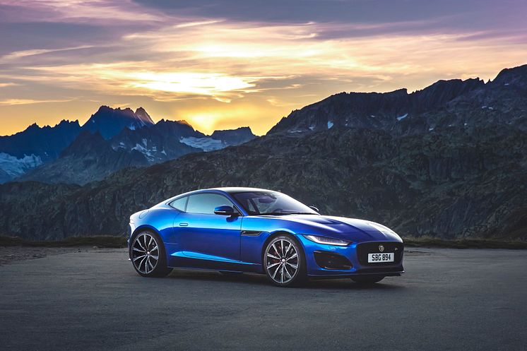 Jag_F-TYPE_R_21MY_Velocity_Blue_Reveal_Switzerland_02.12.19_03