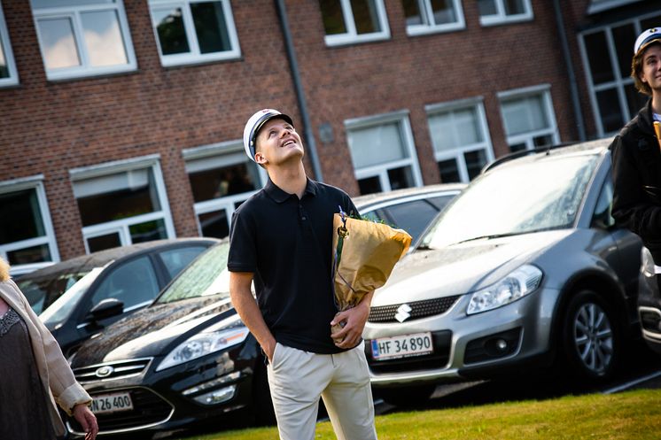 De første HHX studenter modtog mandag deres huer.