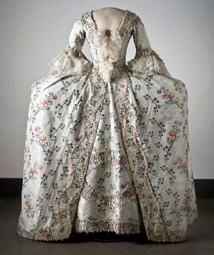 Dräkt av sidenbrokad, 1700-talets mitt. Foto: Mats Landin, Nordiska museet.