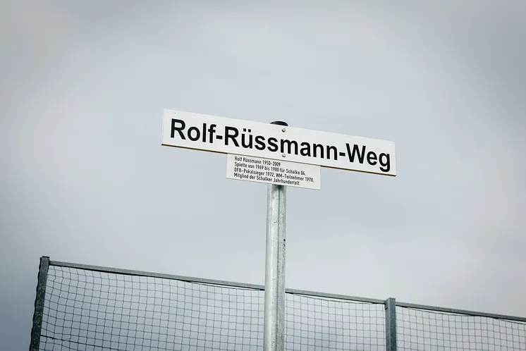 Das Straßenschild mit dem Namen Rolf-Rüssmann-Weg