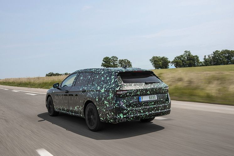 Ny Škoda Superb i camouflage