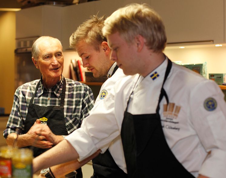 Fernando Di Luca pratar mat med Sebastian Gibrand och Isak Oldenburg från Juniorkocklandslaget