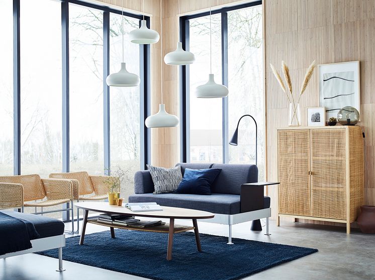 Stue med DELAKTIG sofa, STOCKHOLM 2017 skab og INDUSTRIELL stole