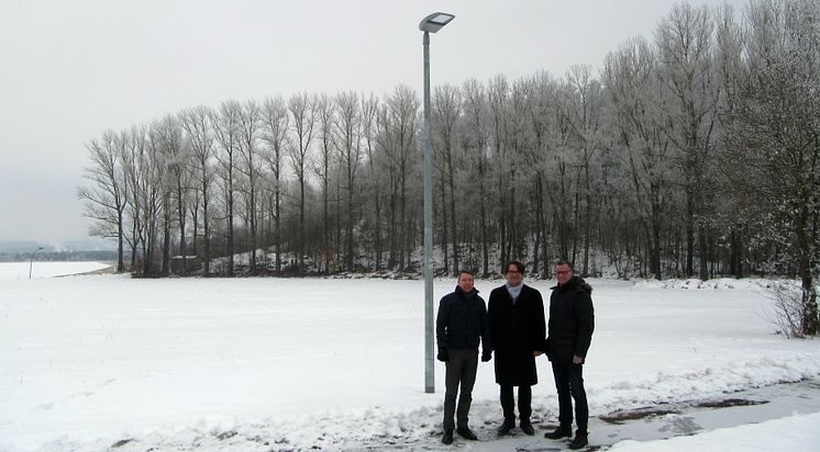 Unscheinbar, aber hoch innovativ und klimafreundlich: die neue Straßenbeleuchtung des Radwegs zum Monte Kaolino in Hirschau.