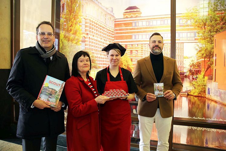 v.l. Volker Bremer, Karin Finger, Juliane Siedler und  Marcus Kahl  präsentieren das Schaufenster der Goethe Chocolaterie Leipzig
