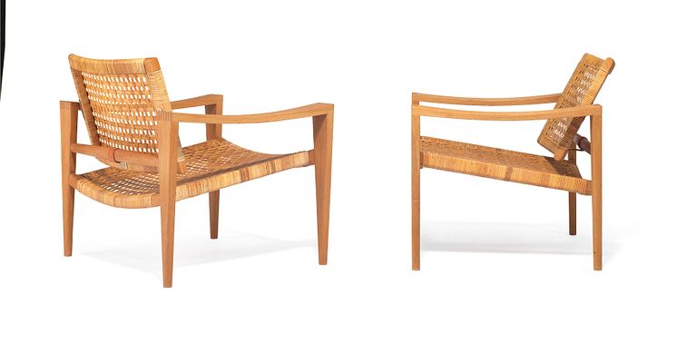 Hans J. Wegner- Et par sjældne Bukkestole af eg. Sæde og ryg udspændt med sjeneflet. Udført hos Johannes Hansen. Vurdering- 300.000-350.000 kr. Hammerslag- 500.000 kr.