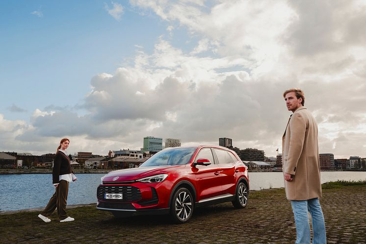 MG ZS HEV+with talent 3.jpg