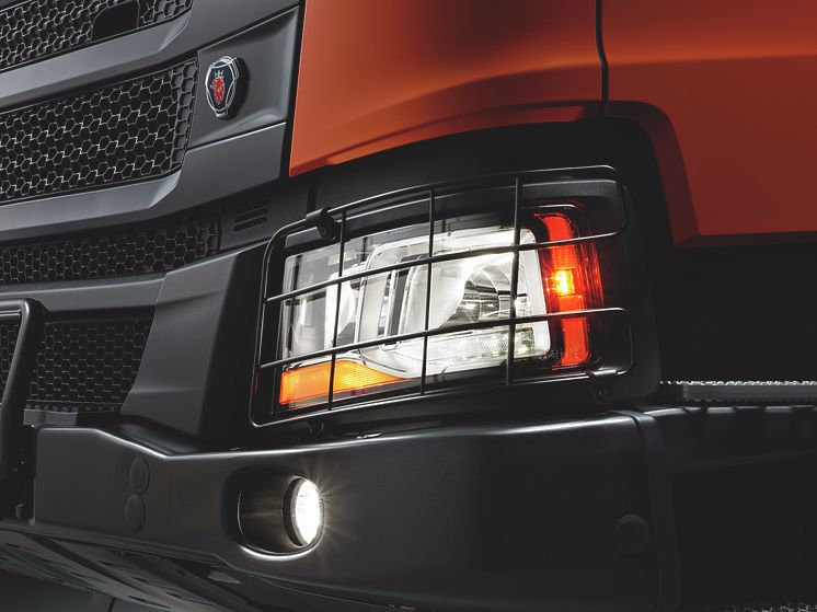Der Scania XT ist mit Scheinwerferprotektoren und in die Stoßfänger integrierten Nebelscheinwerfern ausgerüstet.