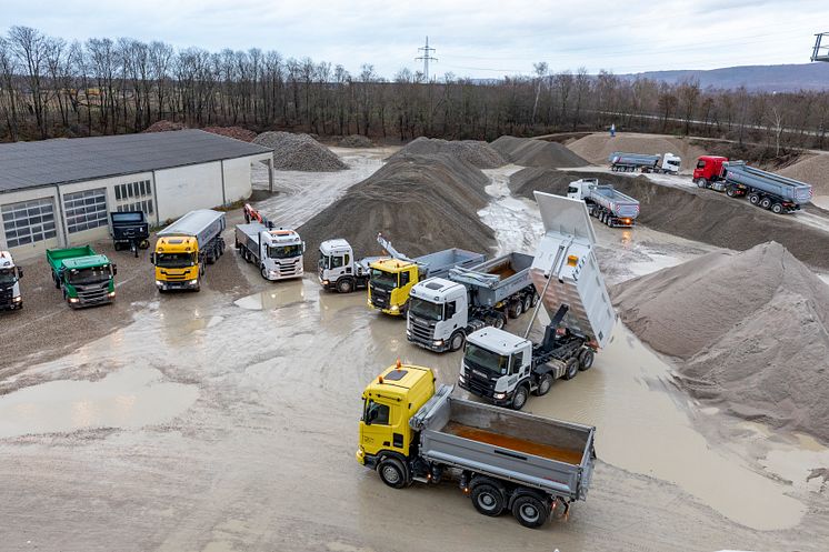 Scania Baufahrzeuge in einem Kieswerk in Muggensturm