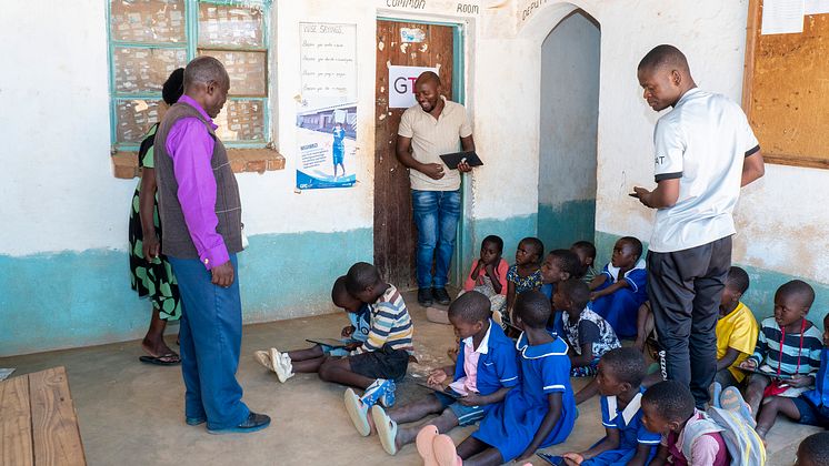 Malawi primary school IT class with recycled GTR tablets