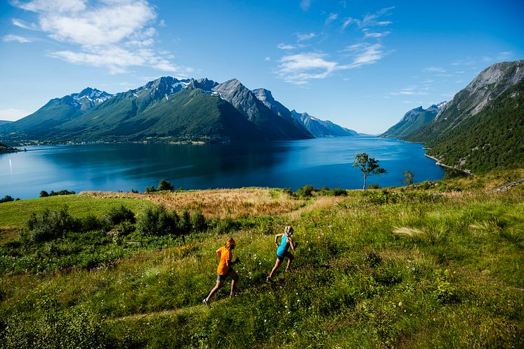 Frå Urke mot Sæbø og ut Hjørundfjorden 