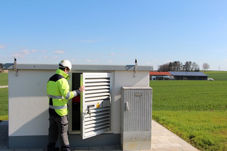 Arbeiten-an-einer-intelligenten-Ortsnetzstation-in-Eggenfelden