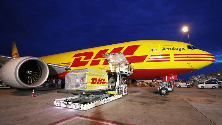 DHLExpress_loading-plane