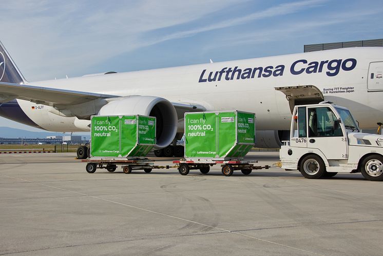 Lufthansa Cargo Container 100% CO2 neutral