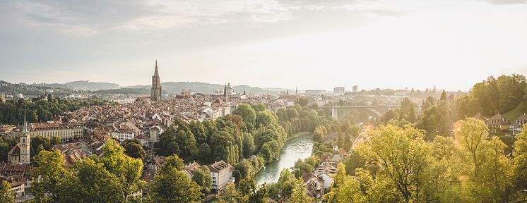 Bern-Panorama vom Rosengarten mit Sicht auf Muenster, Bundeshaus, Aare © Switzerland Tourism:Markus Buehler