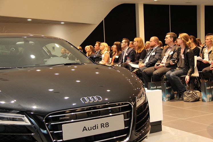 Deltagere ved Berlingske Talent 100 konferencen 2014 med udstillede Audi biler (foto af Søren Dandanell)