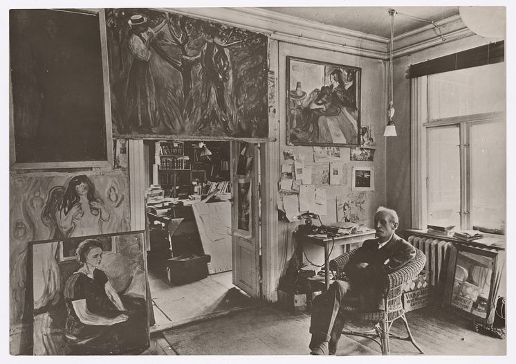 Photo: Edvard Munch in his livingroom at Ekely 1943