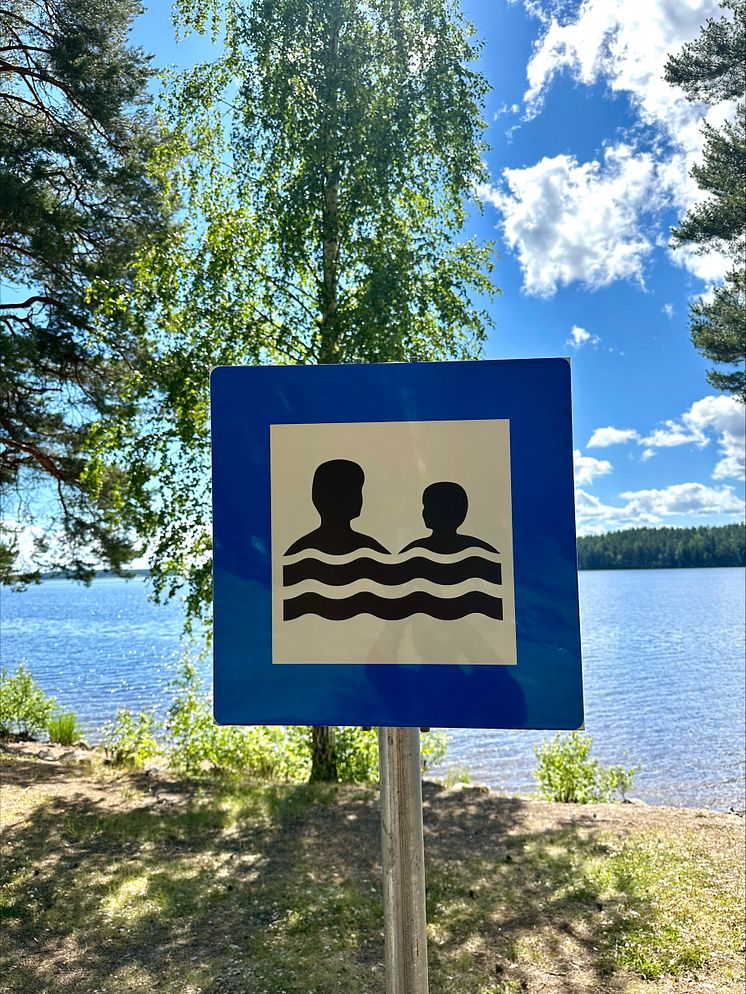 Bada tillsammans - badplatsskylten på plats vid Roxnäs udde, Falun.jpeg