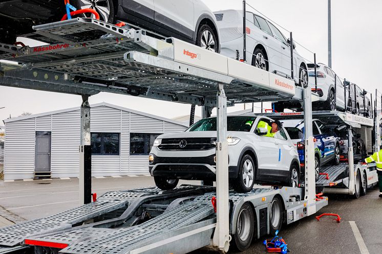 Ladungssicherung ist in der Transportbranche das A und O. Beim Be- und Entladen des vollelektrischen Standard-Autotransporters Scania P 25 gehen bei ARS Altmann Routine und Sorgfaltspflicht Hand in Hand. 