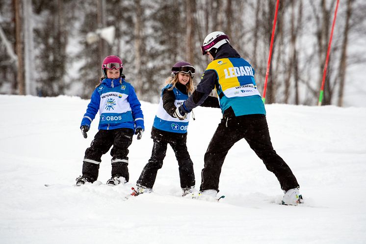 Alla på snö - alpin skidåkning barn och ledare
