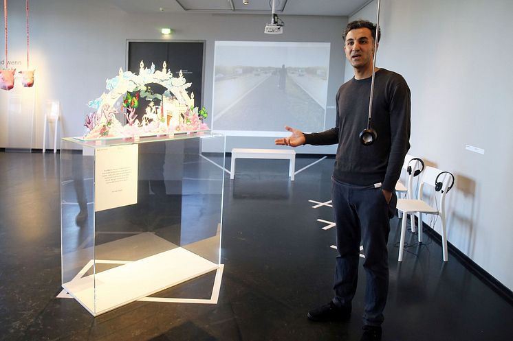 Kurator Özcan Karadeniz erläutert ein Ausstellungsstück in der Sonderausstellung