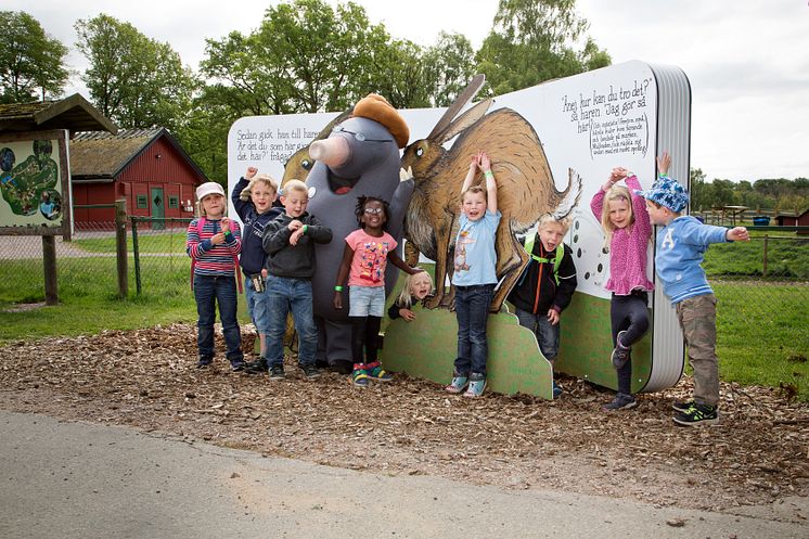 Glada barn i bokuppslag