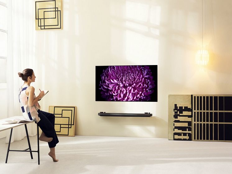 LG SIGNATURE OLED TV W_Lifestyle1