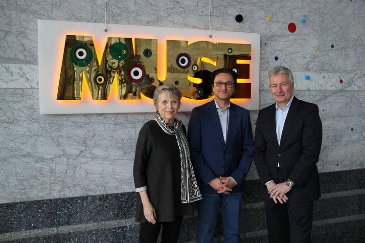 Foto: v.l.n.r. Linde Hollinger, Babak Saed, Jürgen Wörner bei der offiziellen Übergabe von „MUSE“ (Bild: Mannheimer Versicherung AG, © VG Bild-Kunst, Bonn 2019)