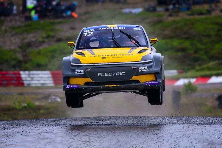 Klara Andersson hoppar med sin PWR RX1e under World RX of Sweden 2025 i Höljes.