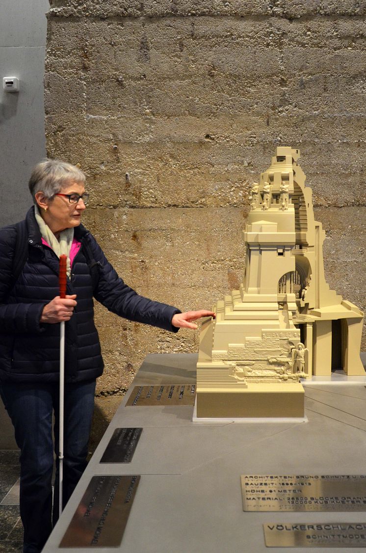 Renate Lehmann vom Blinden- und Sehbehindertenverband ertastet das neue 3D-Modell des Völkerschlachtdenkmals