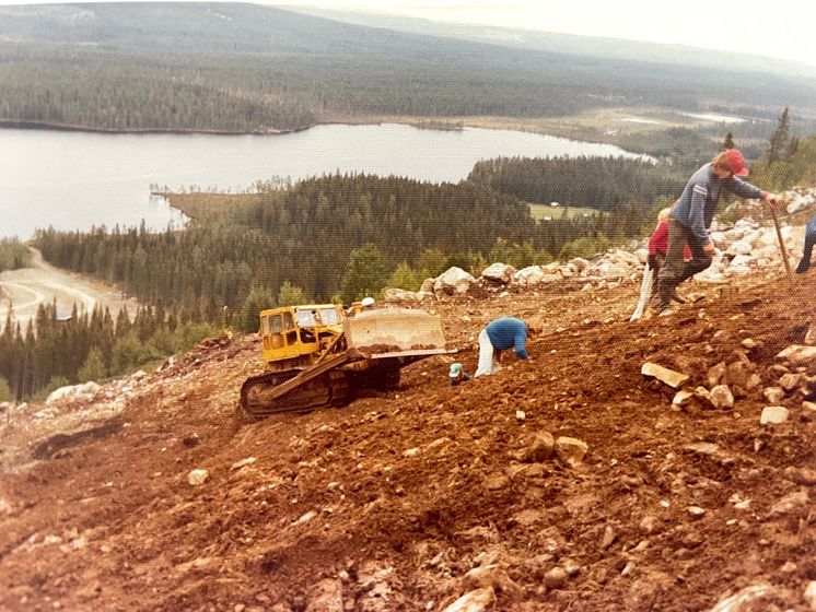 Klövsjö 50: Klövsjös första backe byggs, både med schaktmaskin och handkraft, bl.a. medlemmar i Klövsjö Alpina hjälpt till