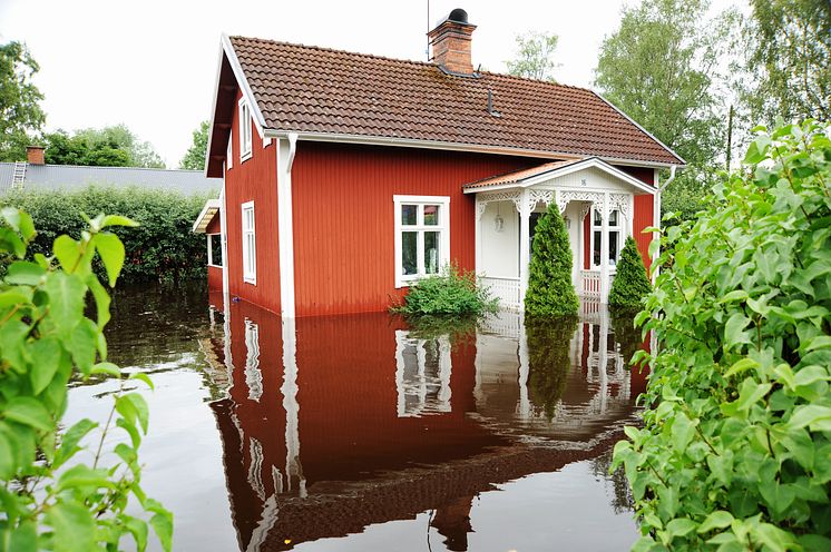 Översvämning, rött hus