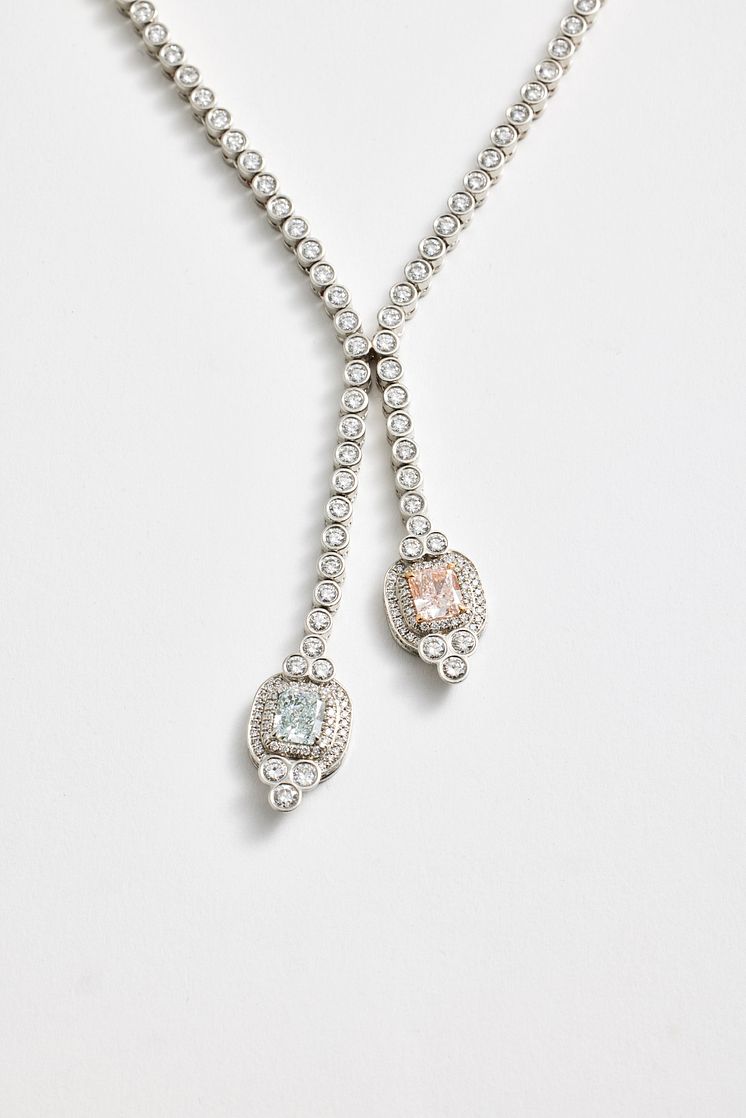HALSSMYCKE (DETALJ). Halsband i platina med blå och rosa diamanter